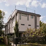 Stylish 3 Bed Retreat, Rooftop, Parking, Sleeps 10, Ensuite Baths, Bunk Room, Gourmet Kitchen, Cozy Living Space, Rooftop Views & Fire Table, Near Downtown, Distilleries & Marathon Village, 24 Hr Hospitality Holiday home Nashville