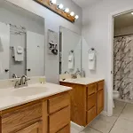 2 Bdr With Free Parking! 2m To Broadway!