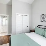 Hot Tub, Fire Pit, King Bd & Ig Opps - 5 Min To Dt