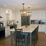 8 Minutes To Downtown!