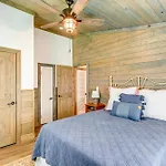 Holiday home Bright Whites Creek Home: 12 Mi To Dtwn Nashville!