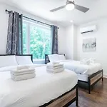 6 Bedroom Quiet Townhome! 6Min To Airport & 15Min To Downtown!