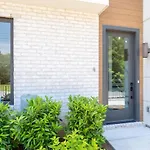 6 Bedroom Quiet Townhome! 6Min To Airport & 15Min To Downtown!