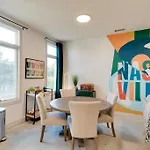 New Design-2 Miles To Broadway Apartment