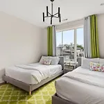 The Oasis Tropical Villa With Rooftop Views