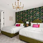 The Oasis Tropical Villa With Rooftop Views