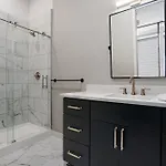 Holiday home Modern Music Row With King & Queen Bedrooms + Private Balcony Pool & Fitness Center Walk To Rca B & Local Dining Under 2 Miles To Broadway Garage Parking Elevator Access 24 Hr Hospitality Nashville