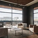 Modern Music Row With King & Queen Bedrooms + Private Balcony Pool & Fitness Center Walk To Rca B & Local Dining Under 2 Miles To Broadway Garage Parking Elevator Access 24 Hr Hospitality Holiday home Nashville