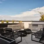 Modern Music Row With King & Queen Bedrooms + Private Balcony Pool & Fitness Center Walk To Rca B & Local Dining Under 2 Miles To Broadway Garage Parking Elevator Access 24 Hr Hospitality Holiday home *