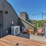 10 Min Drive Downtown, Roof Deck, Pet Friendly