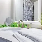 Downtown 1br With Full Kitchen, Pet-friendly Apartment *