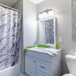 Downtown 1br With Full Kitchen, Pet-friendly Apartment