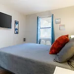 Downtown 1br With Full Kitchen, Pet-friendly Apartment