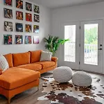 Charming Poolside Condo, 5 Minutes To Downtown Nashville
