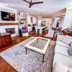 Holiday home 7 Min From Broadway! 3 Bed 2.5 Bath