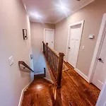 Holiday home 7 Min From Broadway! 3 Bed 2.5 Bath