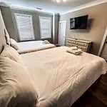 7 Min From Broadway! 3 Bed 2.5 Bath Holiday home *