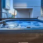 Designer Single Family House-rooftop- Hot Tub Holiday home
