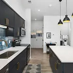Upscale Music Row Corner Unit With Patio Rooftop With View And Gym Apartment *
