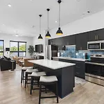 Upscale Music Row Corner Unit With Patio Rooftop With View And Gym *
