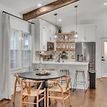 Fully Furnished With Deck Near Center Holiday home *