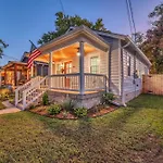 Fully Furnished Bungalow With Deck Near City Center