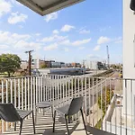 Luxury On The River 4 Beds 2.5 Bath, Walk To Downtown