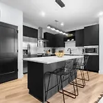 Electric - Odyssey -top Floor West End 2 Bedroom - Minutes To Broadway Apartment