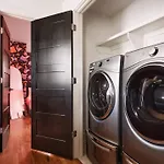 Ultimate Bach 10min To Dt Ig Walls Every Holiday home *