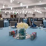 Cambria Airport Hotel 5*