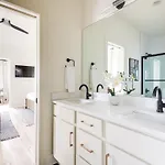 The Ashland House - Stylish Design, Backyard Oasis *