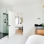 The Ashland House - Stylish Design, Backyard Oasis Holiday home