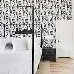 The Ashland House - Stylish Design, Backyard Oasis Holiday home