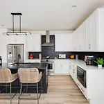 The Ashland House - Stylish Design, Backyard Oasis Holiday home *