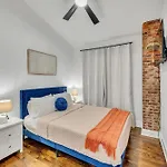 Fully Furnished With Deck Near Center Holiday home Nashville
