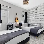 The Bluebell - Rooftop Lounge With Hot Tub Holiday home
