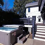 Minutes To Downtown Huge Outdoor Deck Hot Tub Holiday home Nashville