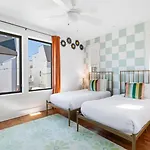 11 Beds 6 Full Baths With Rooftop Deck Holiday home *