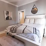 Minutes To Downtown Huge Outdoor Deck Hot Tub Holiday home Nashville