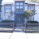 Minutes To Downtown Huge Outdoor Deck Hot Tub