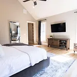 Minutes To Downtown Huge Outdoor Deck Hot Tub Holiday home