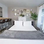 Holiday home Stunning Riverfront Getaway In Downtown