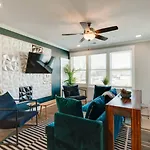 Stunning Nations Condo Minutes From Broadway