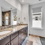 Lux East Nash-hot Tub & Rooftop Patio Holiday home