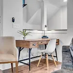 Lux East Nash-hot Tub & Rooftop Patio Holiday home