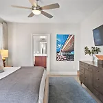 Holiday home Downtown W Rooftop Deck 4 Bedrooms 3 Baths
