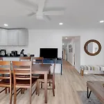 Charming Downtown Nashville Getaway Cozy Living Space