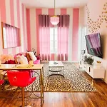 Dolly's Delight - Boutique Bliss Mins From Broadway