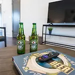 Minutes To Broadway Stylish Gated Townhome Holiday home