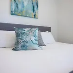 Holiday home Minutes To Broadway Stylish Gated Townhome